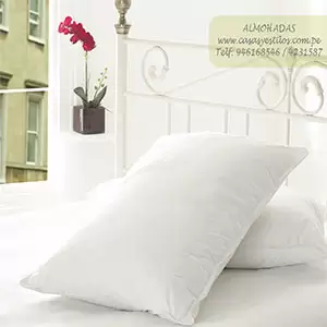 Almohadas blancas hoteleras